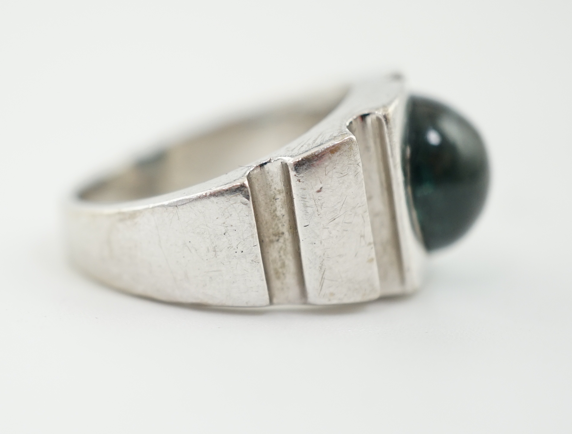 An 18ct white gold and single stone blue green cabochon tourmaline set ring